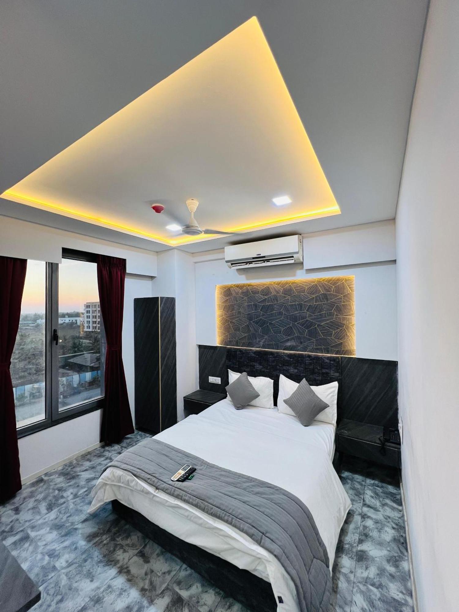 Hotel Star Galaxy Surat Luaran gambar