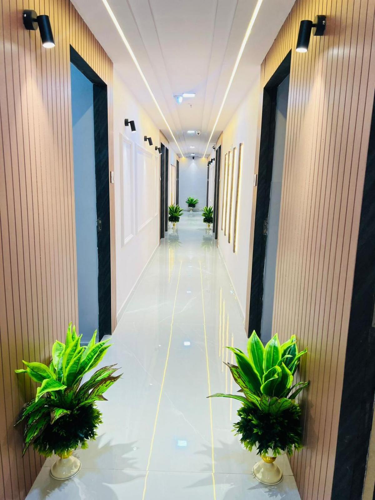 Hotel Star Galaxy Surat Luaran gambar