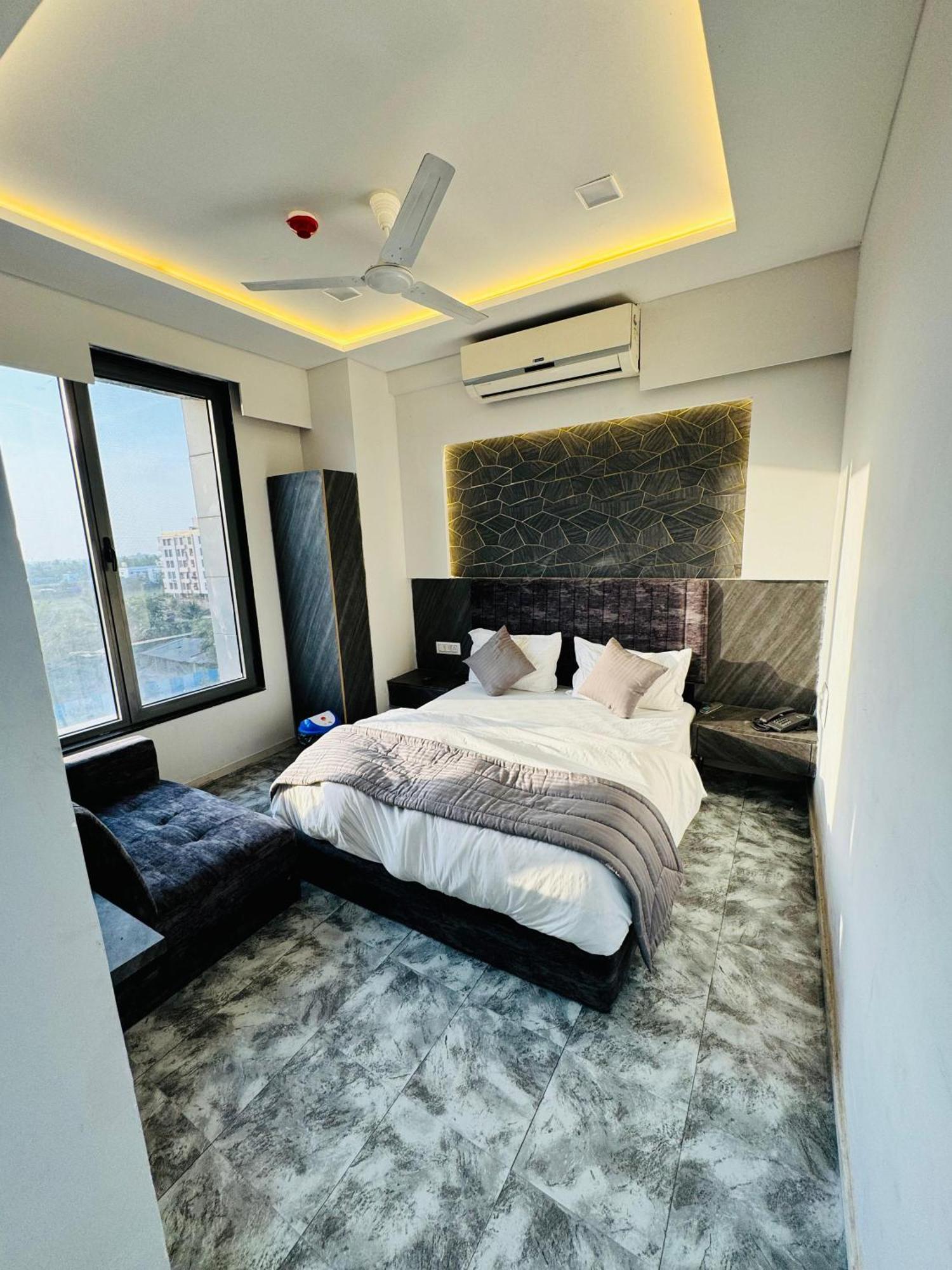 Hotel Star Galaxy Surat Luaran gambar