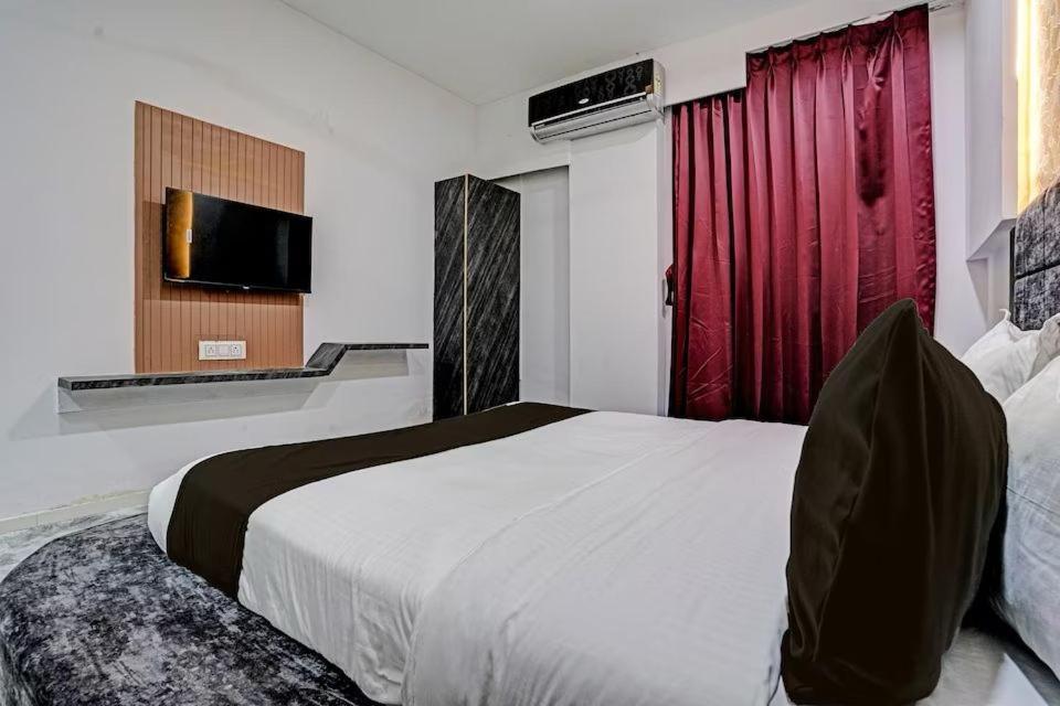 Hotel Star Galaxy Surat Luaran gambar