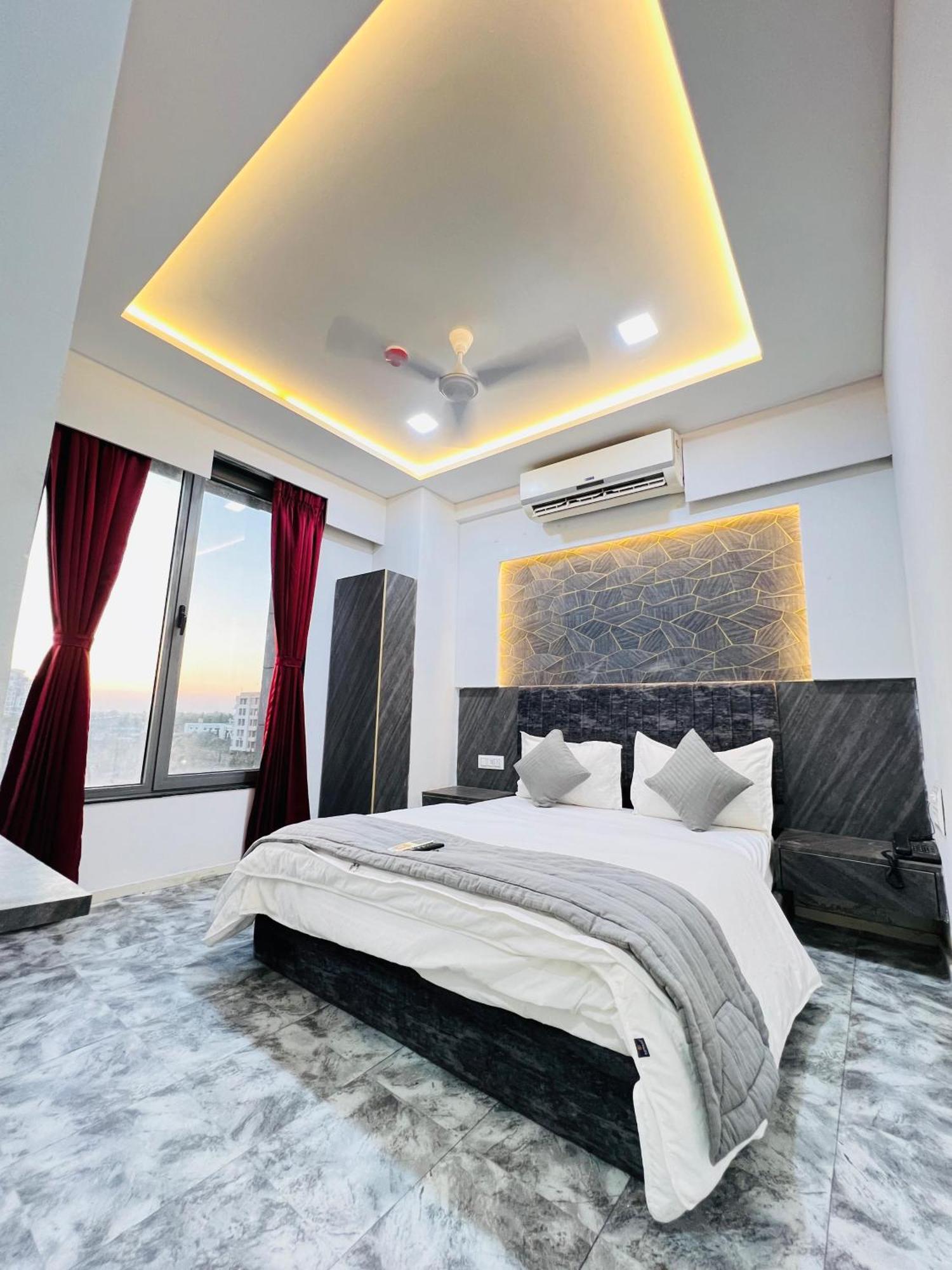 Hotel Star Galaxy Surat Luaran gambar